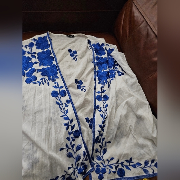 Noelle Floral Embroidered Half-Sleeve Jacket - Picture 2 of 5